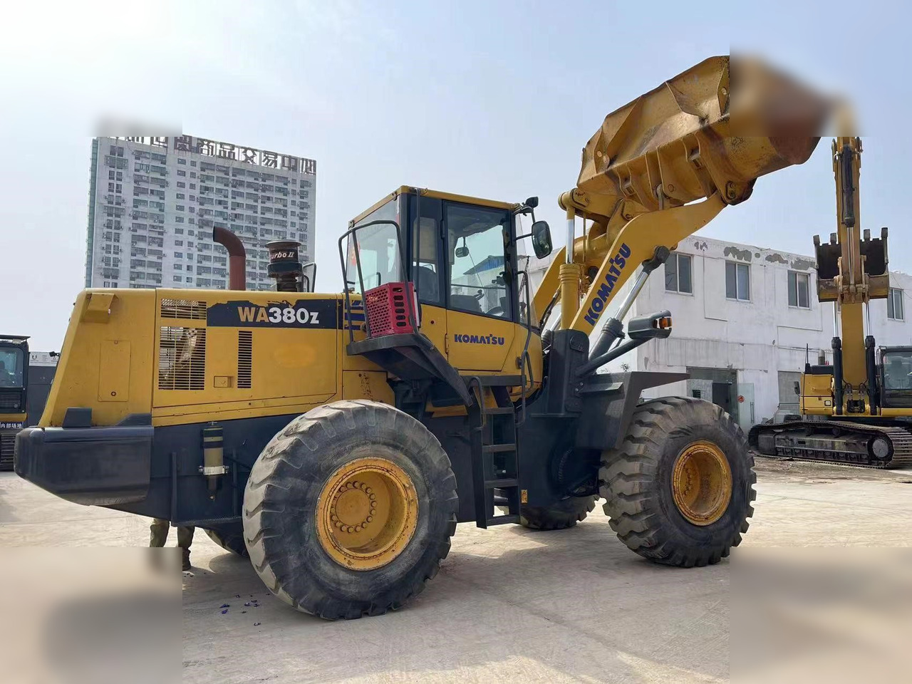 KOMATSU WA380Z-6 - Gumikerekes homlokrakodó: 2 kép. KOMATSU WA380Z-6 - Gumikerekes homlokrakodó: 2 kép.