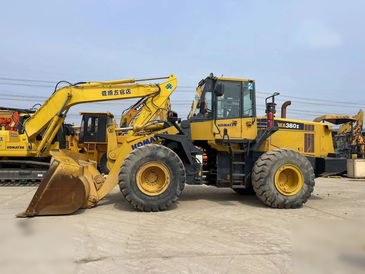 KOMATSU WA380Z-6 - Gumikerekes homlokrakodó: 5 kép. KOMATSU WA380Z-6 - Gumikerekes homlokrakodó: 5 kép.