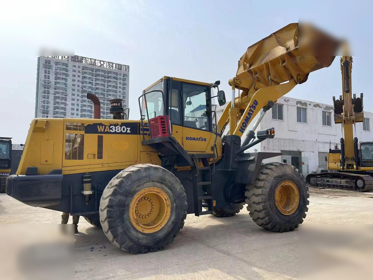 KOMATSU WA380Z-6 - Gumikerekes homlokrakodó: 2 kép. KOMATSU WA380Z-6 - Gumikerekes homlokrakodó: 2 kép.