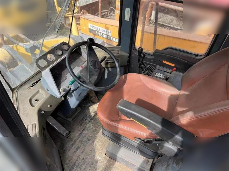 Gumikerekes homlokrakodó KOMATSU WA470-3: 9 kép.