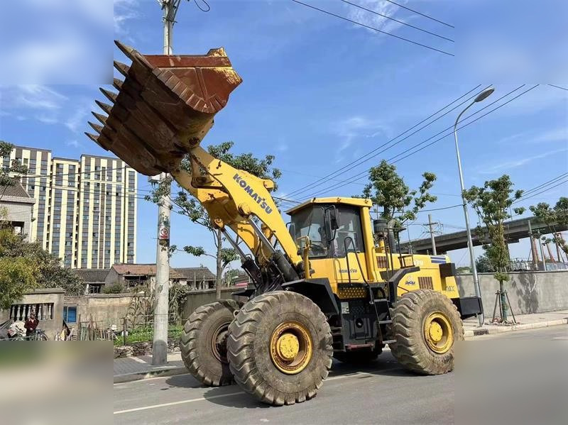 KOMATSU WA470-3 - Gumikerekes homlokrakodó: 3 kép. KOMATSU WA470-3 - Gumikerekes homlokrakodó: 3 kép.