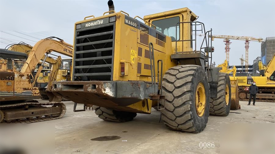KOMATSU WA600-3 - Gumikerekes homlokrakodó: 2 kép. KOMATSU WA600-3 - Gumikerekes homlokrakodó: 2 kép.