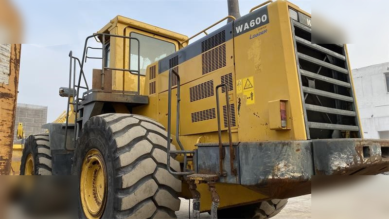 KOMATSU WA600-3 - Gumikerekes homlokrakodó: 5 kép. KOMATSU WA600-3 - Gumikerekes homlokrakodó: 5 kép.