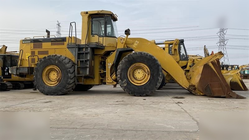 KOMATSU WA600-3 - Gumikerekes homlokrakodó: 2 kép. KOMATSU WA600-3 - Gumikerekes homlokrakodó: 2 kép.