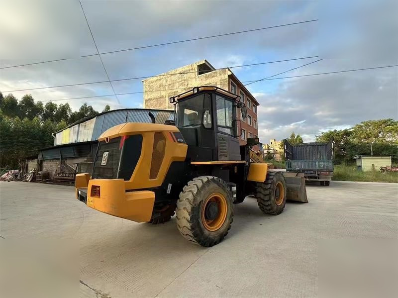 LIUGONG 835H - Gumikerekes homlokrakodó: 2 kép. LIUGONG 835H - Gumikerekes homlokrakodó: 2 kép.