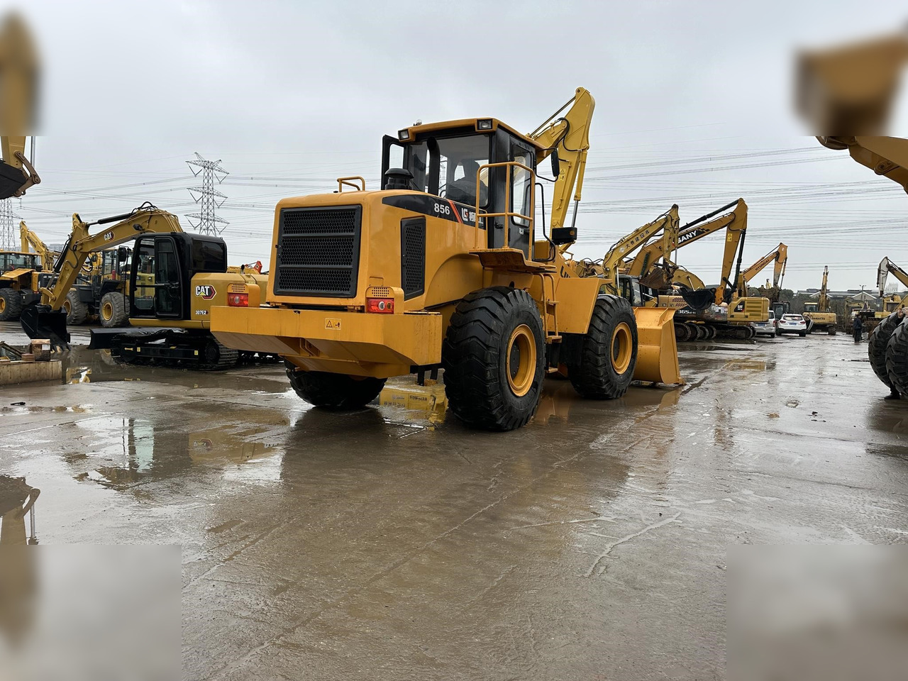 LIUGONG 856 - Gumikerekes homlokrakodó: 3 kép. LIUGONG 856 - Gumikerekes homlokrakodó: 3 kép.