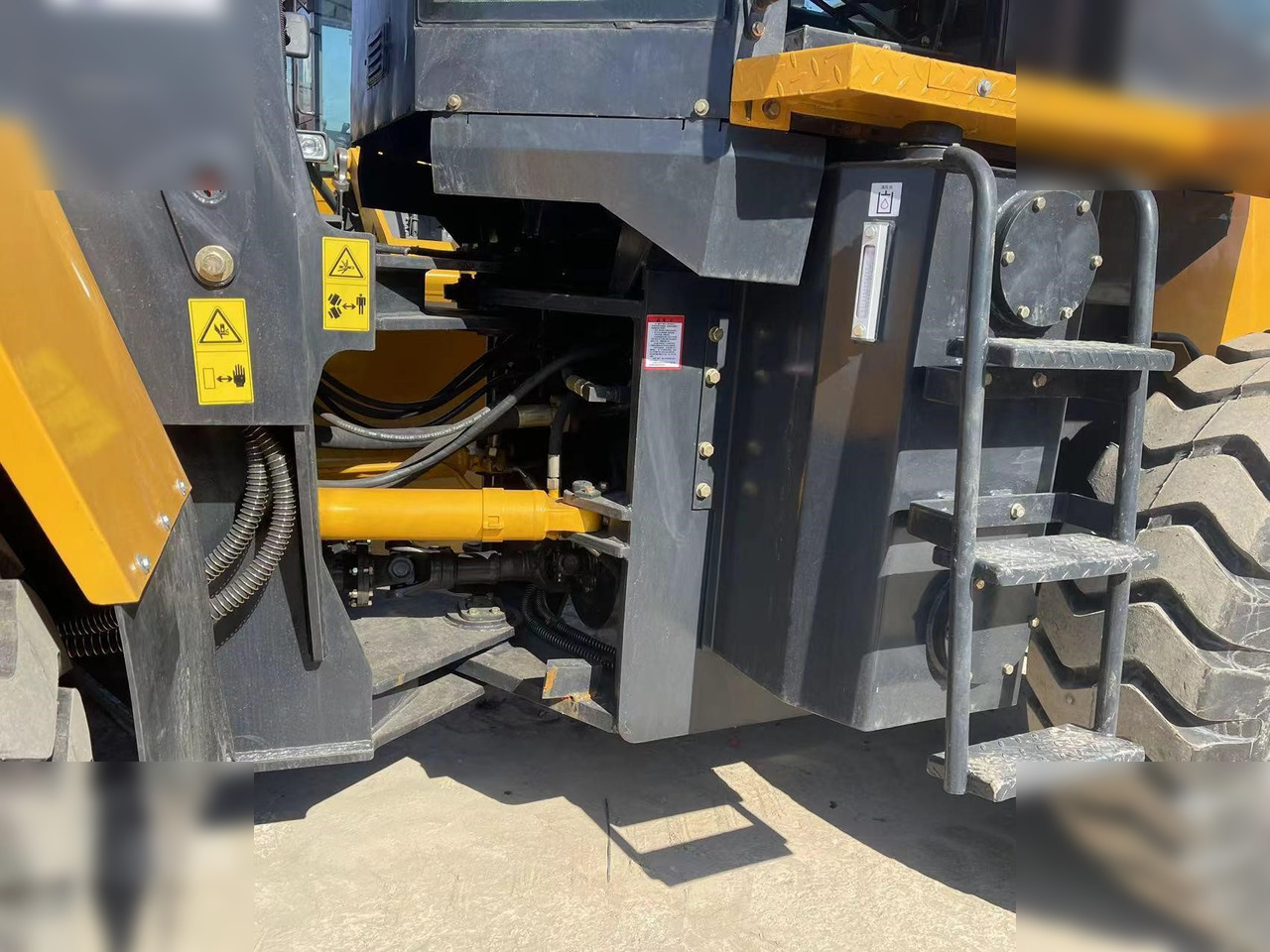 LIUGONG CLG835H - Gumikerekes homlokrakodó: 5 kép. LIUGONG CLG835H - Gumikerekes homlokrakodó: 5 kép.