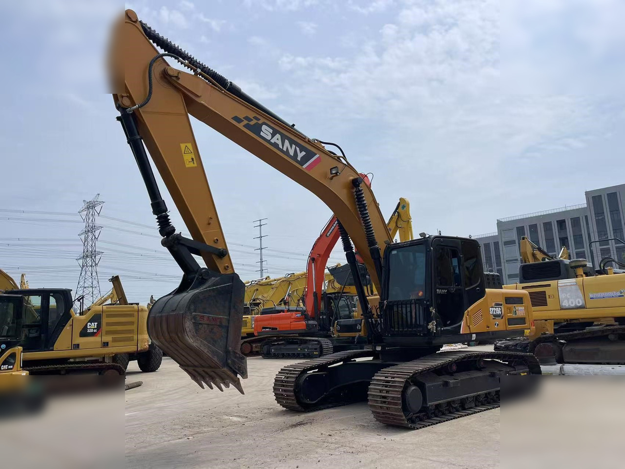 SANY SY215C - Lánctalpas kotró: 2 kép. SANY SY215C - Lánctalpas kotró: 2 kép.