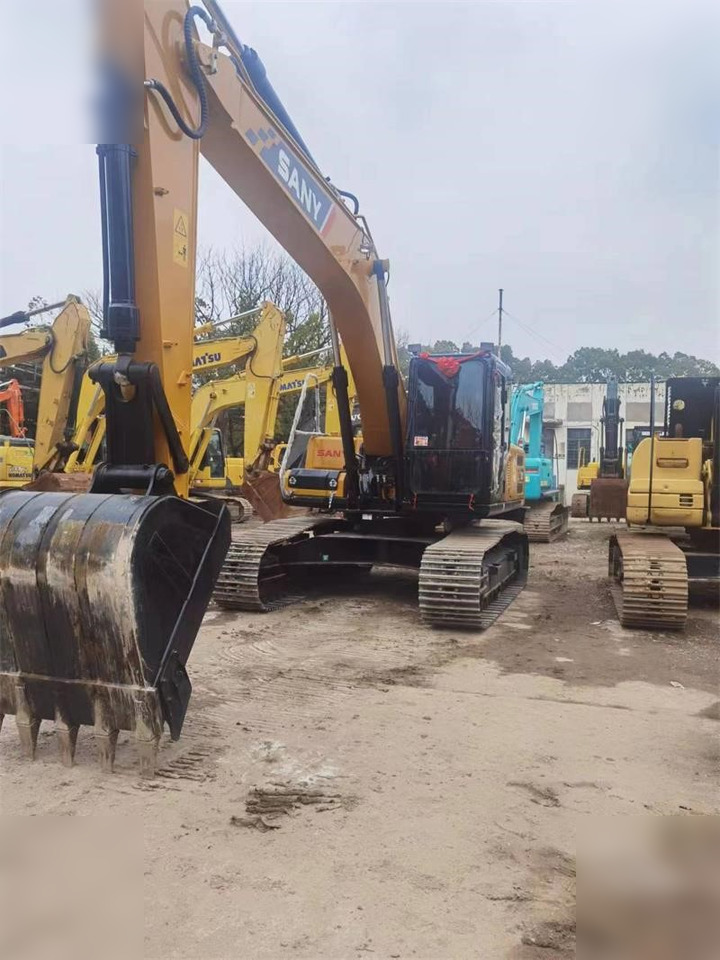 SANY SY215C - Lánctalpas kotró: 5 kép. SANY SY215C - Lánctalpas kotró: 5 kép.