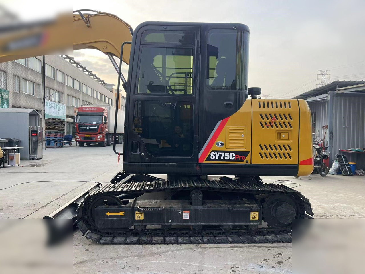 SANY SY75C - Lánctalpas kotró: 2 kép. SANY SY75C - Lánctalpas kotró: 2 kép.