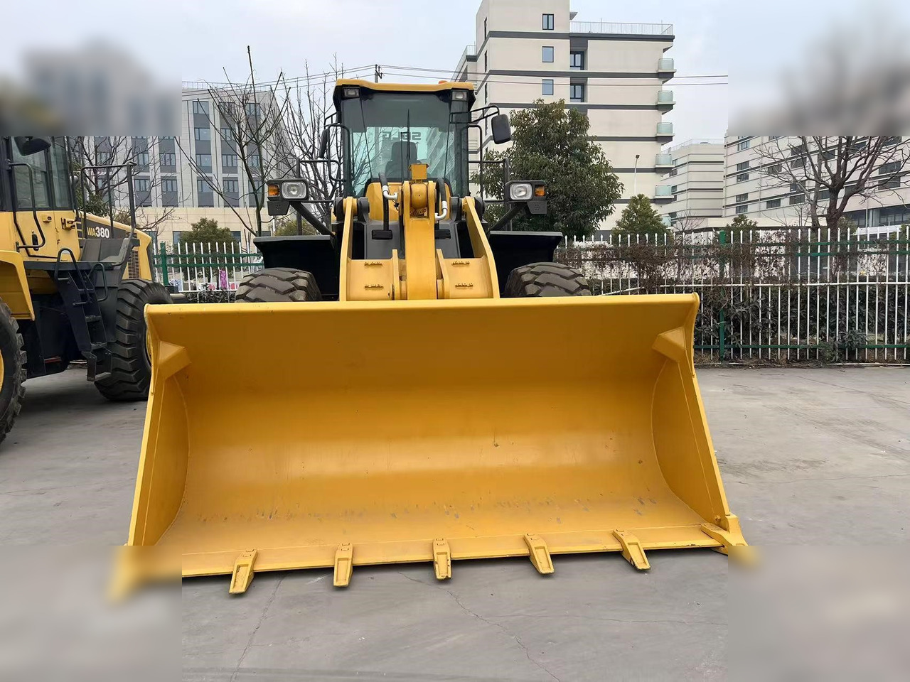 SDLG L956F - Gumikerekes homlokrakodó: 3 kép. SDLG L956F - Gumikerekes homlokrakodó: 3 kép.