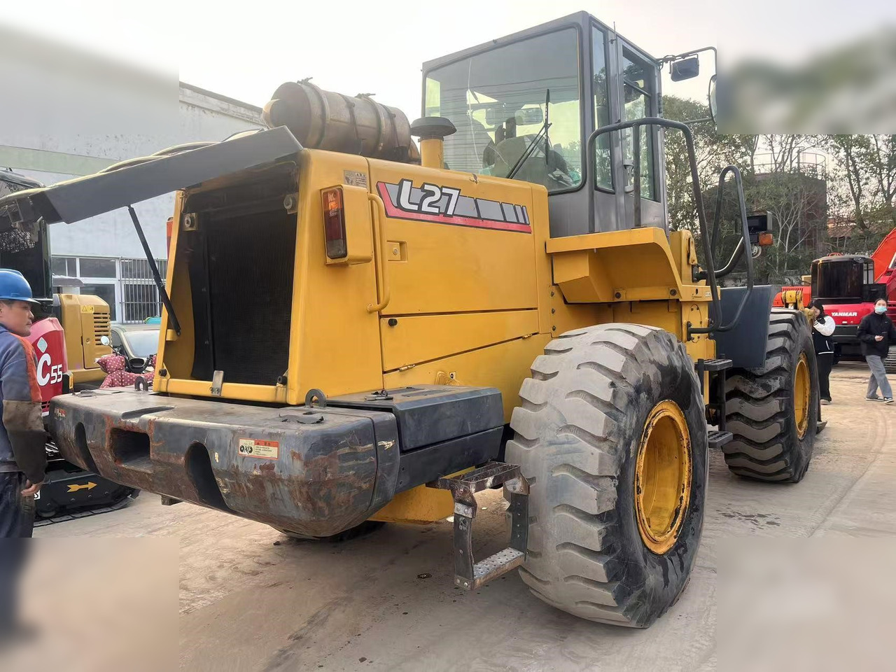 TCM L27 - Gumikerekes homlokrakodó: 4 kép. TCM L27 - Gumikerekes homlokrakodó: 4 kép.