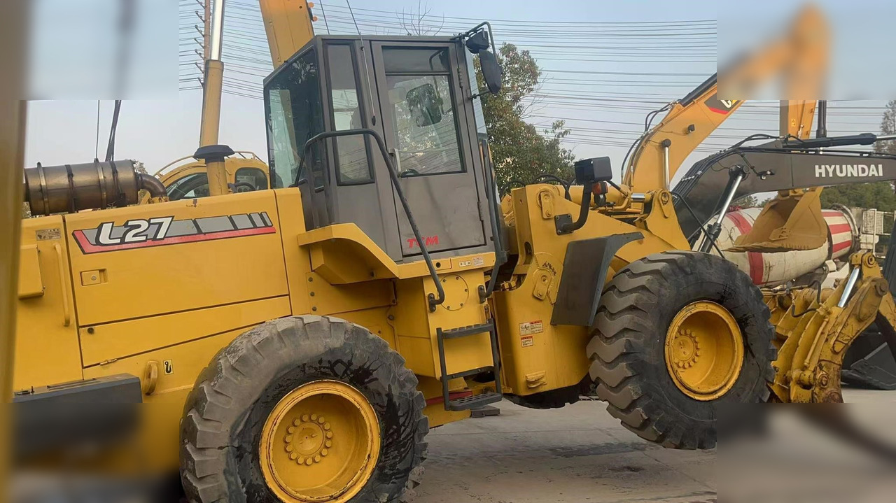 TCM L27 - Gumikerekes homlokrakodó: 3 kép. TCM L27 - Gumikerekes homlokrakodó: 3 kép.