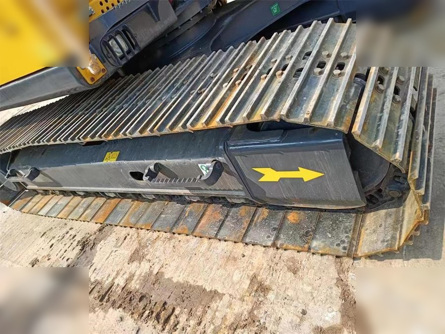VOLVO EC140DL - Lánctalpas kotró: 5 kép. VOLVO EC140DL - Lánctalpas kotró: 5 kép.