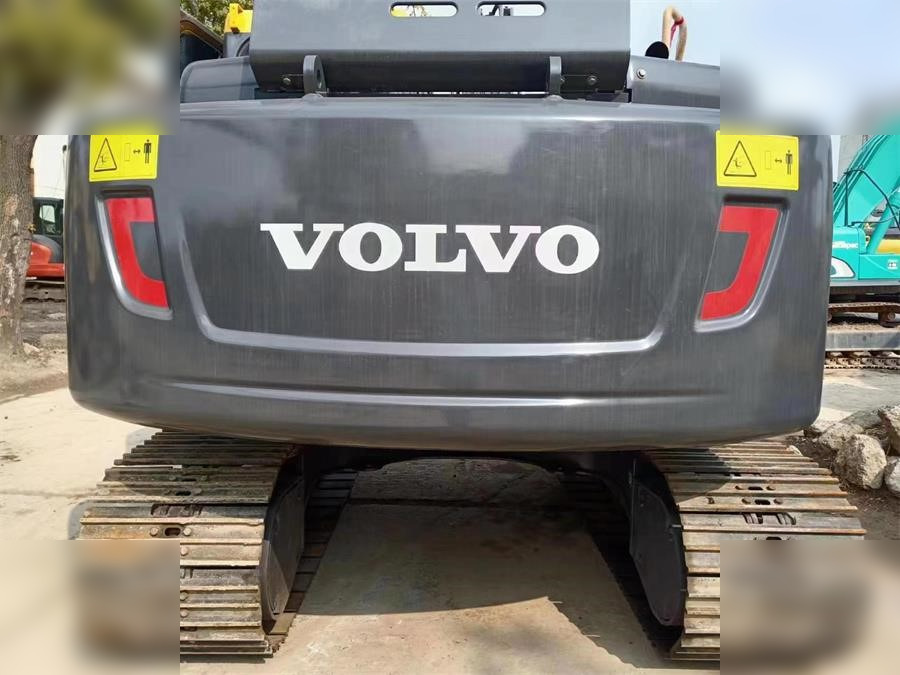 VOLVO EC140DL - Lánctalpas kotró: 3 kép. VOLVO EC140DL - Lánctalpas kotró: 3 kép.