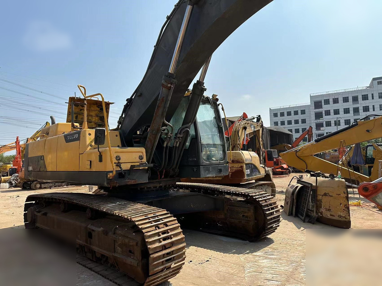 VOLVO EC480DL - Lánctalpas kotró: 4 kép. VOLVO EC480DL - Lánctalpas kotró: 4 kép.