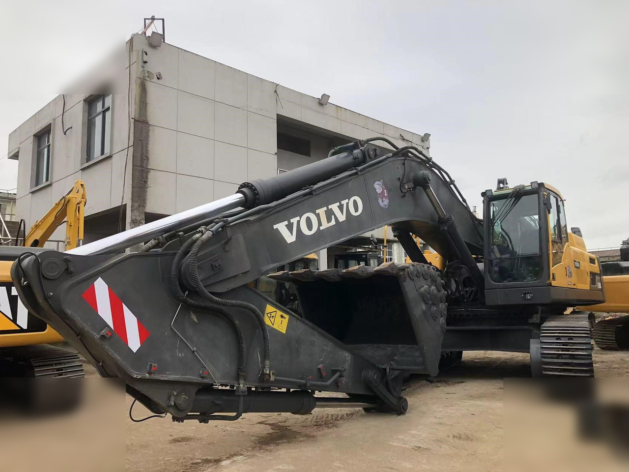 VOLVO EC480DL - Lánctalpas kotró: 3 kép. VOLVO EC480DL - Lánctalpas kotró: 3 kép.