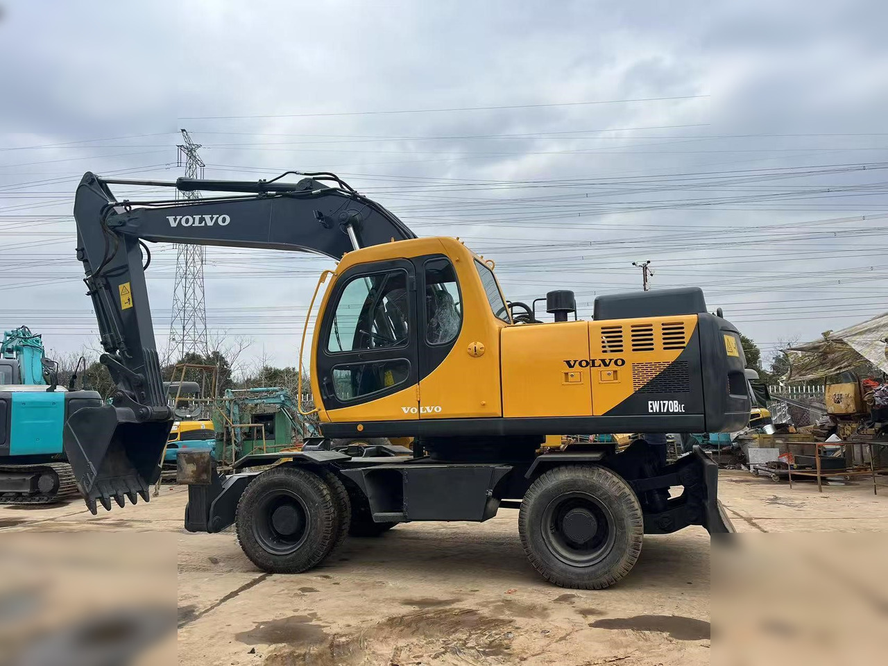 VOLVO EW170 - Gumikerekes kotró: 1 kép. VOLVO EW170 - Gumikerekes kotró: 1 kép.