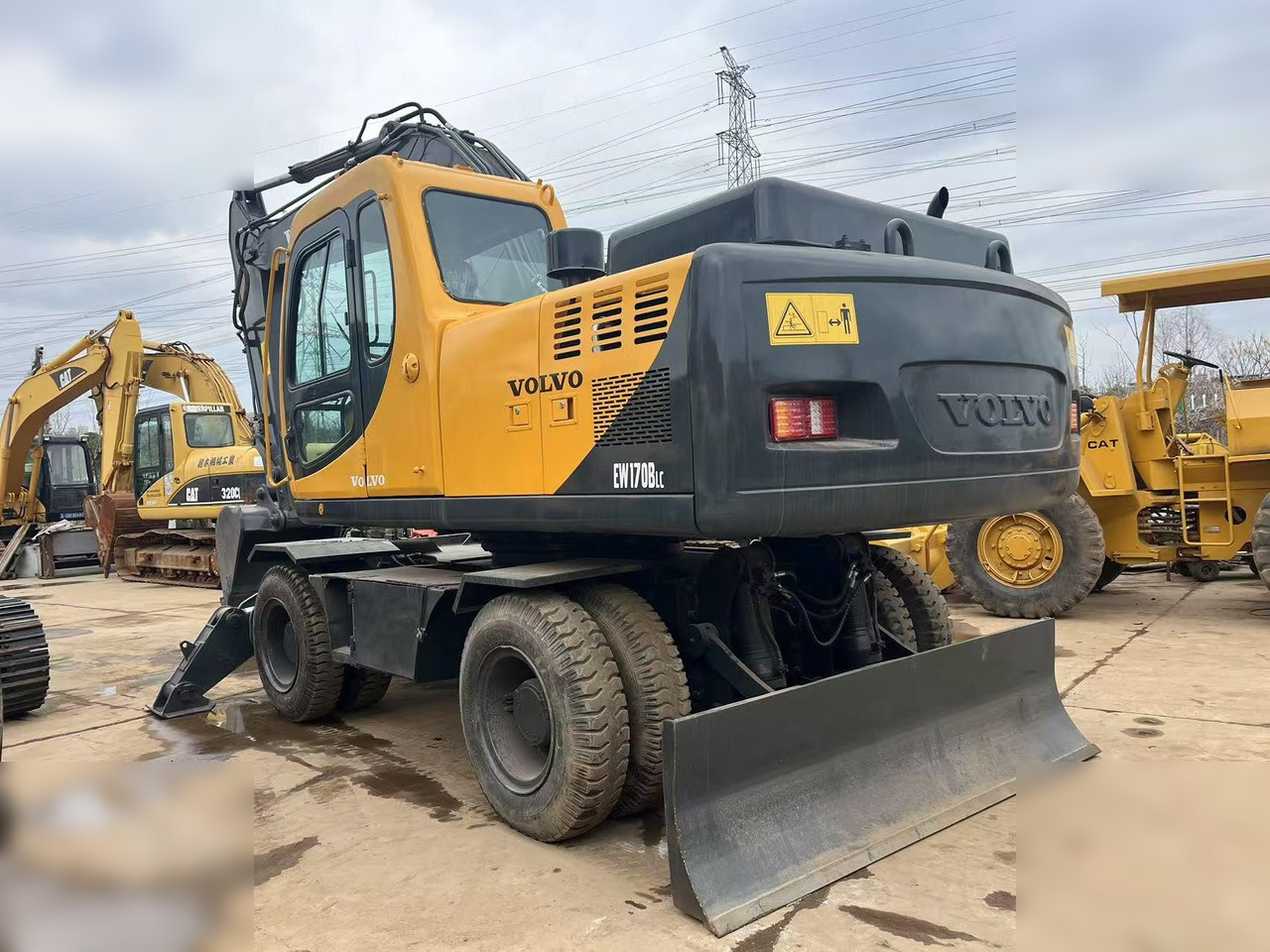 VOLVO EW170 - Gumikerekes kotró: 5 kép. VOLVO EW170 - Gumikerekes kotró: 5 kép.