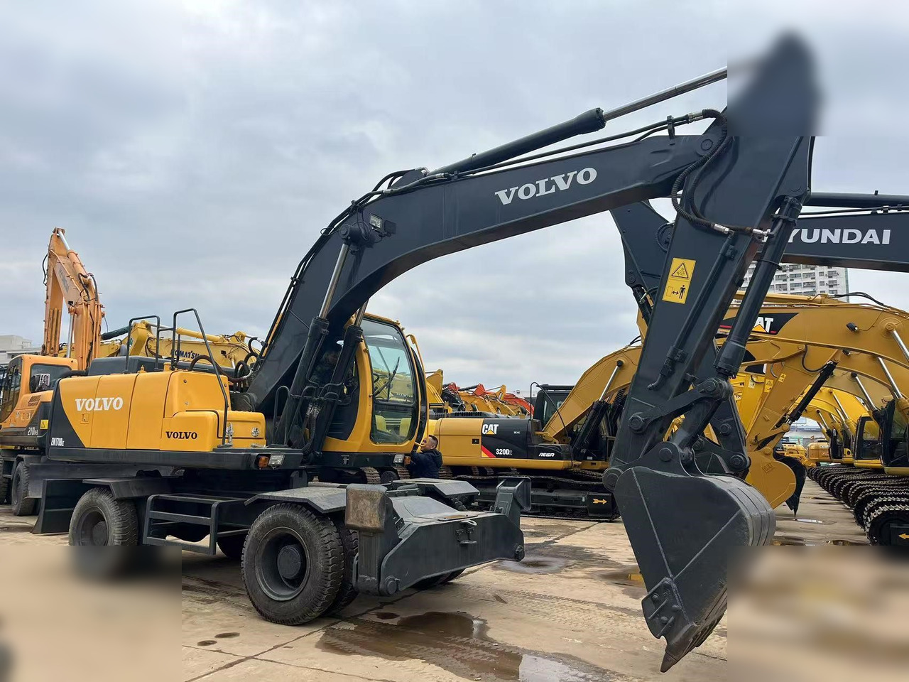 VOLVO EW170 - Gumikerekes kotró: 4 kép. VOLVO EW170 - Gumikerekes kotró: 4 kép.