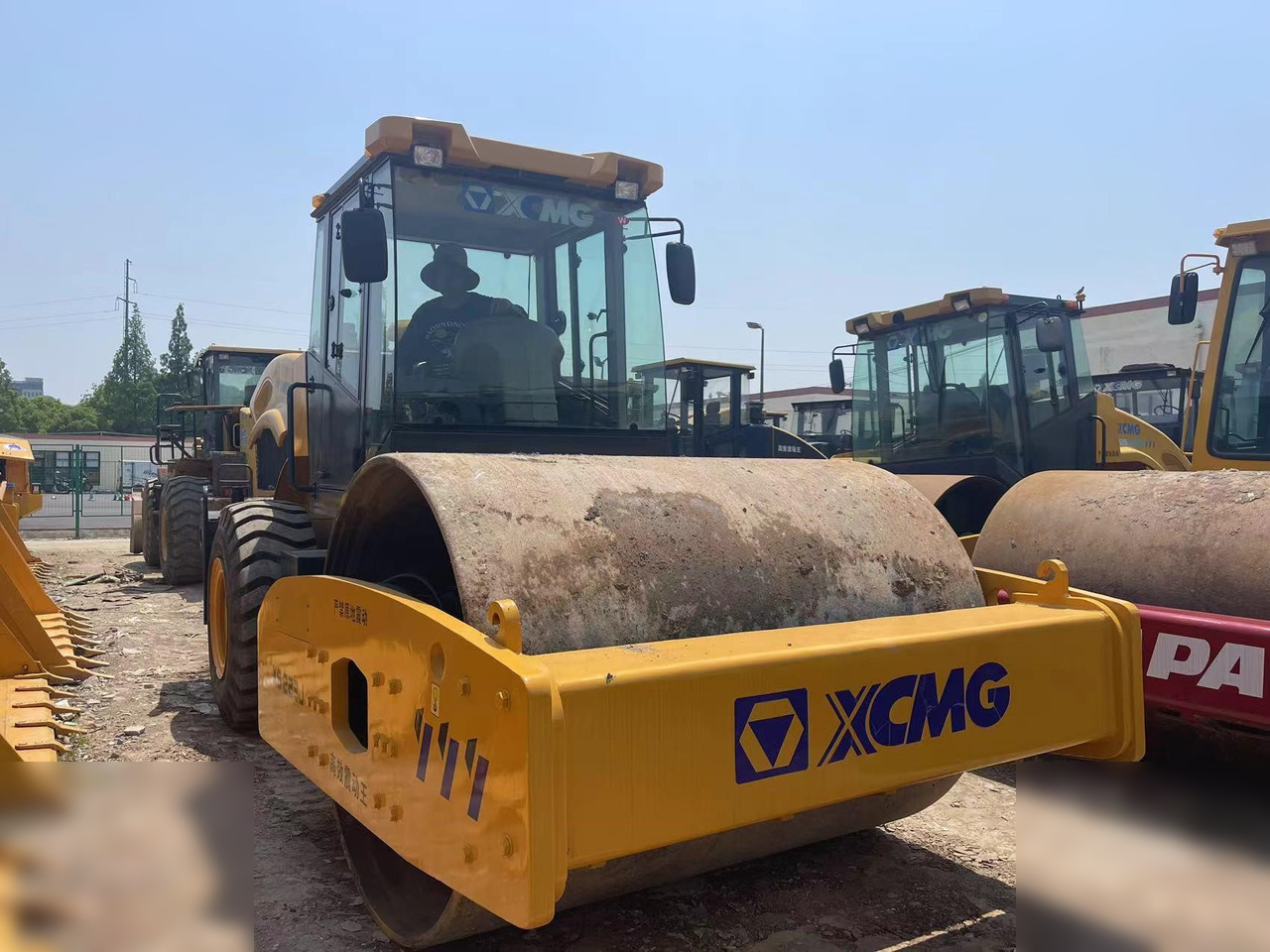 XCMG XS223J - Henger: 2 kép. XCMG XS223J - Henger: 2 kép.
