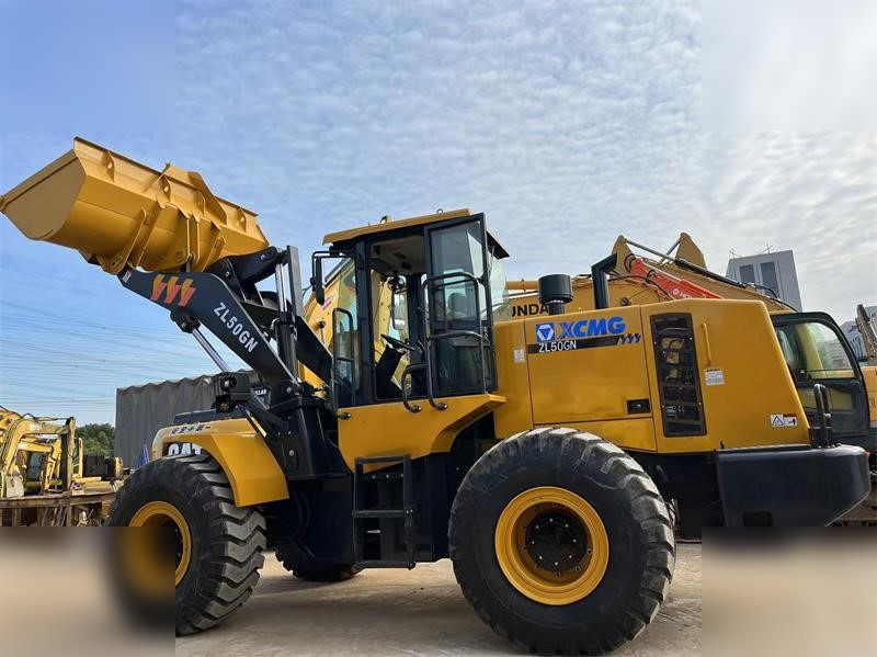 XCMG ZL50GN - Gumikerekes homlokrakodó: 2 kép. XCMG ZL50GN - Gumikerekes homlokrakodó: 2 kép.