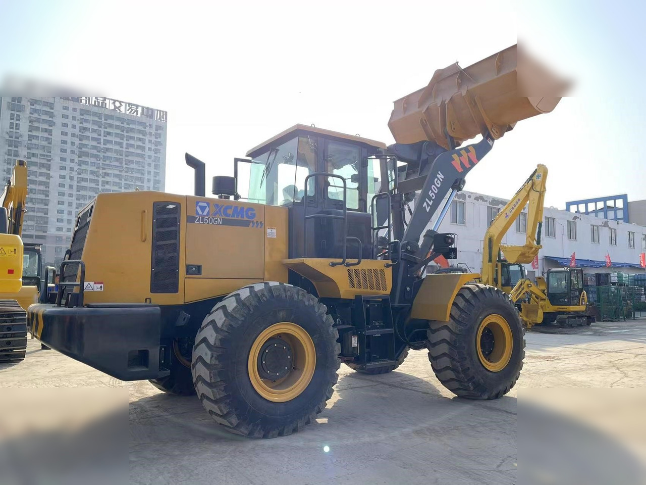 XCMG ZL50GN - Gumikerekes homlokrakodó: 2 kép. XCMG ZL50GN - Gumikerekes homlokrakodó: 2 kép.