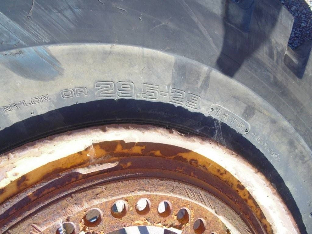 Däck - Gumiabroncs - Építőipari gépek: 4 kép. Däck - Gumiabroncs - Építőipari gépek: 4 kép.