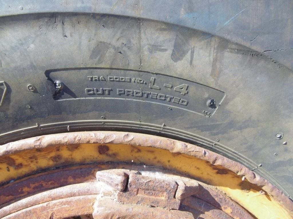 Däck - Gumiabroncs - Építőipari gépek: 2 kép. Däck - Gumiabroncs - Építőipari gépek: 2 kép.