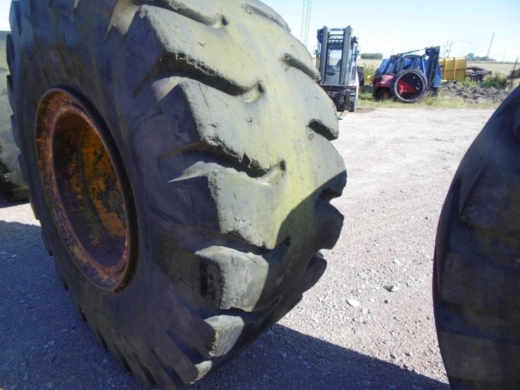 Däck - Gumiabroncs - Építőipari gépek: 5 kép. Däck - Gumiabroncs - Építőipari gépek: 5 kép.