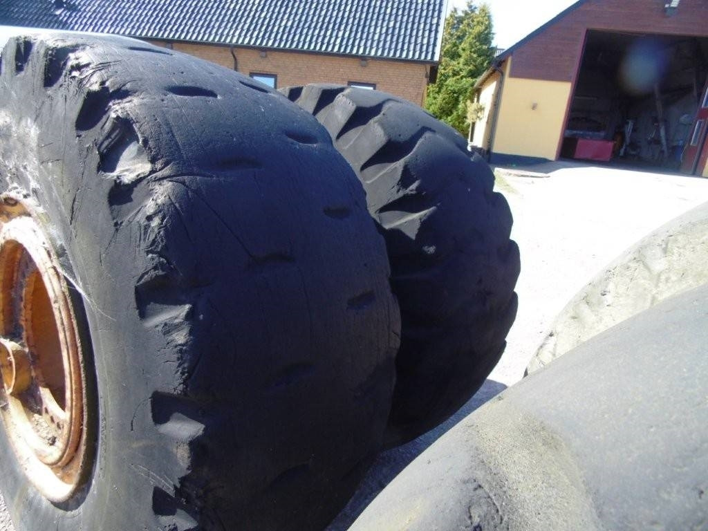 Däck - Gumiabroncs - Építőipari gépek: 5 kép. Däck - Gumiabroncs - Építőipari gépek: 5 kép.