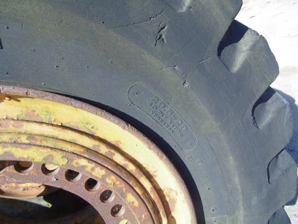 Däck - Gumiabroncs - Építőipari gépek: 3 kép. Däck - Gumiabroncs - Építőipari gépek: 3 kép.