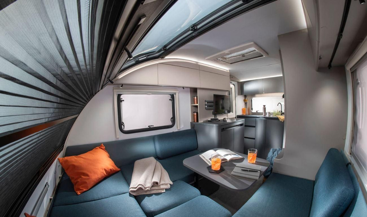 Adria Action 391 LH Sports*Fußboden-Temp*Schwenk-Tisch - Lakókocsi: 3 kép. Adria Action 391 LH Sports*Fußboden-Temp*Schwenk-Tisch - Lakókocsi: 3 kép.