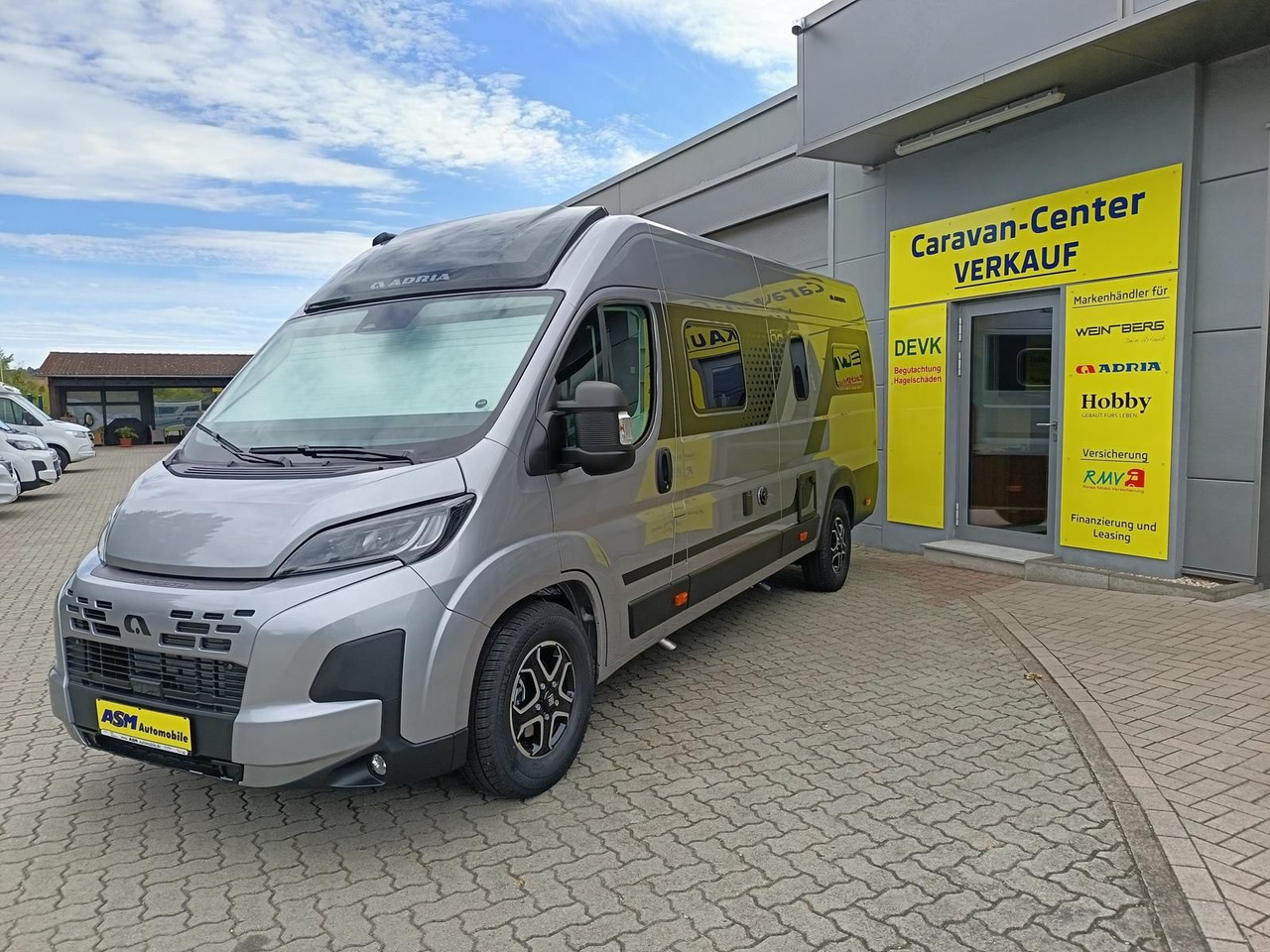 Adria Twin "60Y" 640 SGX 3,5 MAXI*JUBILEE*MARKISE*LED* - Kempingautó: 2 kép. Adria Twin "60Y" 640 SGX 3,5 MAXI*JUBILEE*MARKISE*LED* - Kempingautó: 2 kép.