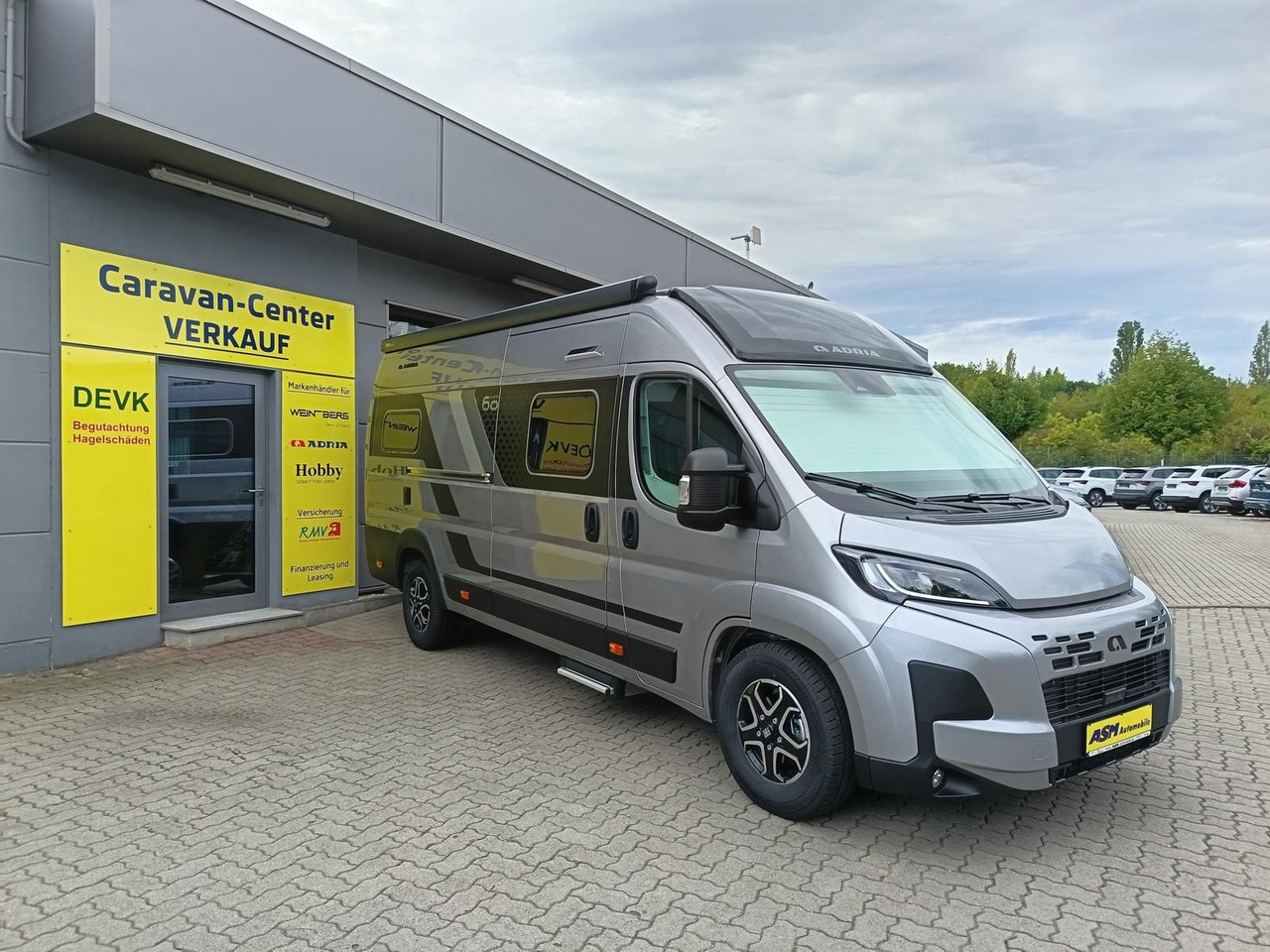 Adria Twin "60Y" 640 SGX 3,5 MAXI*JUBILEE*MARKISE*LED* - Kempingautó: 3 kép. Adria Twin "60Y" 640 SGX 3,5 MAXI*JUBILEE*MARKISE*LED* - Kempingautó: 3 kép.