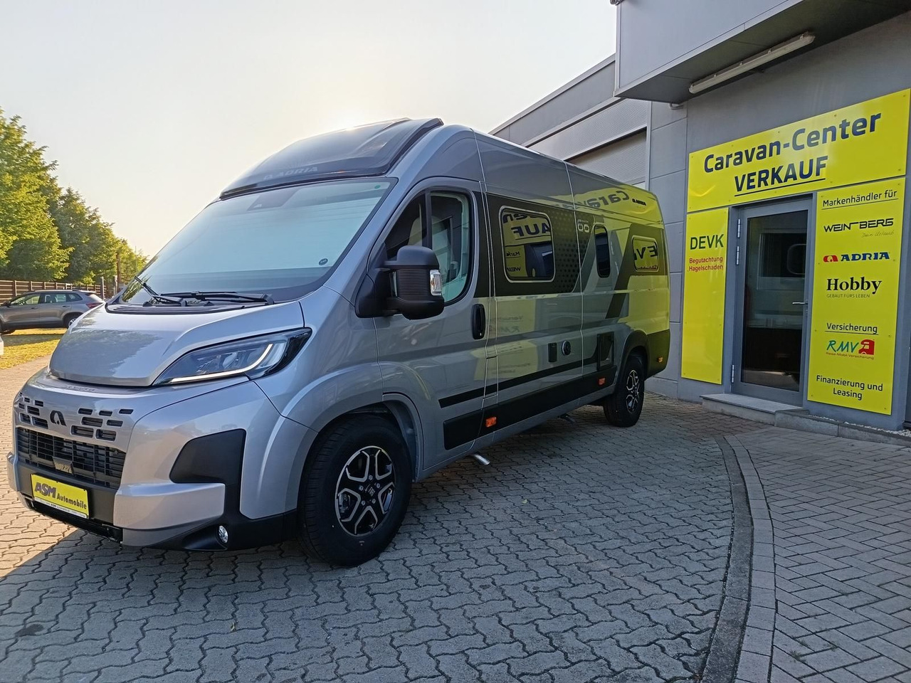 Adria Twin "60Y" 640 SLB*180 PS*4,25t MAXI*COMBI D 6E* - Kempingautó: 4 kép. Adria Twin "60Y" 640 SLB*180 PS*4,25t MAXI*COMBI D 6E* - Kempingautó: 4 kép.