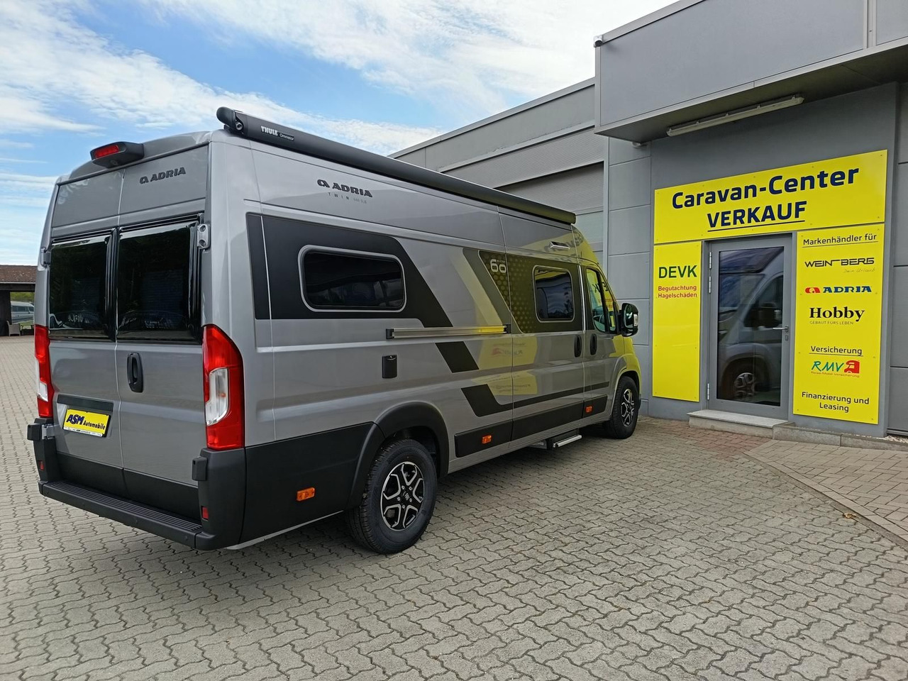 Adria Twin "60Y" 640 SLB 4,25MAXI*JUBILEE*MARKISE*LED - Kempingautó: 4 kép. Adria Twin "60Y" 640 SLB 4,25MAXI*JUBILEE*MARKISE*LED - Kempingautó: 4 kép.