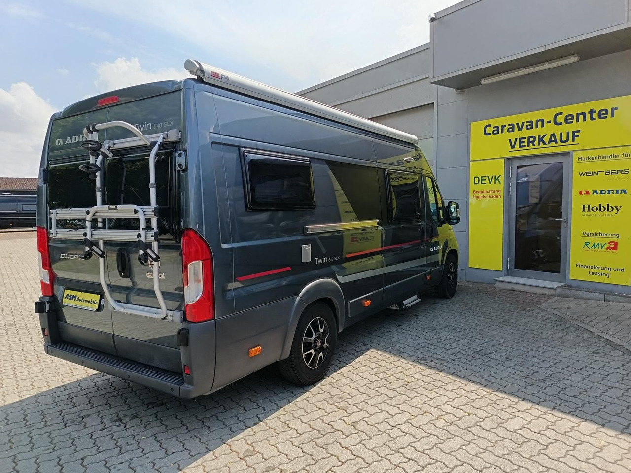 Adria Twin 640SLX Platinum*MARKISE*TV*SAT*FAHRRADTRÄG. - Kempingautó: 4 kép. Adria Twin 640SLX Platinum*MARKISE*TV*SAT*FAHRRADTRÄG. - Kempingautó: 4 kép.