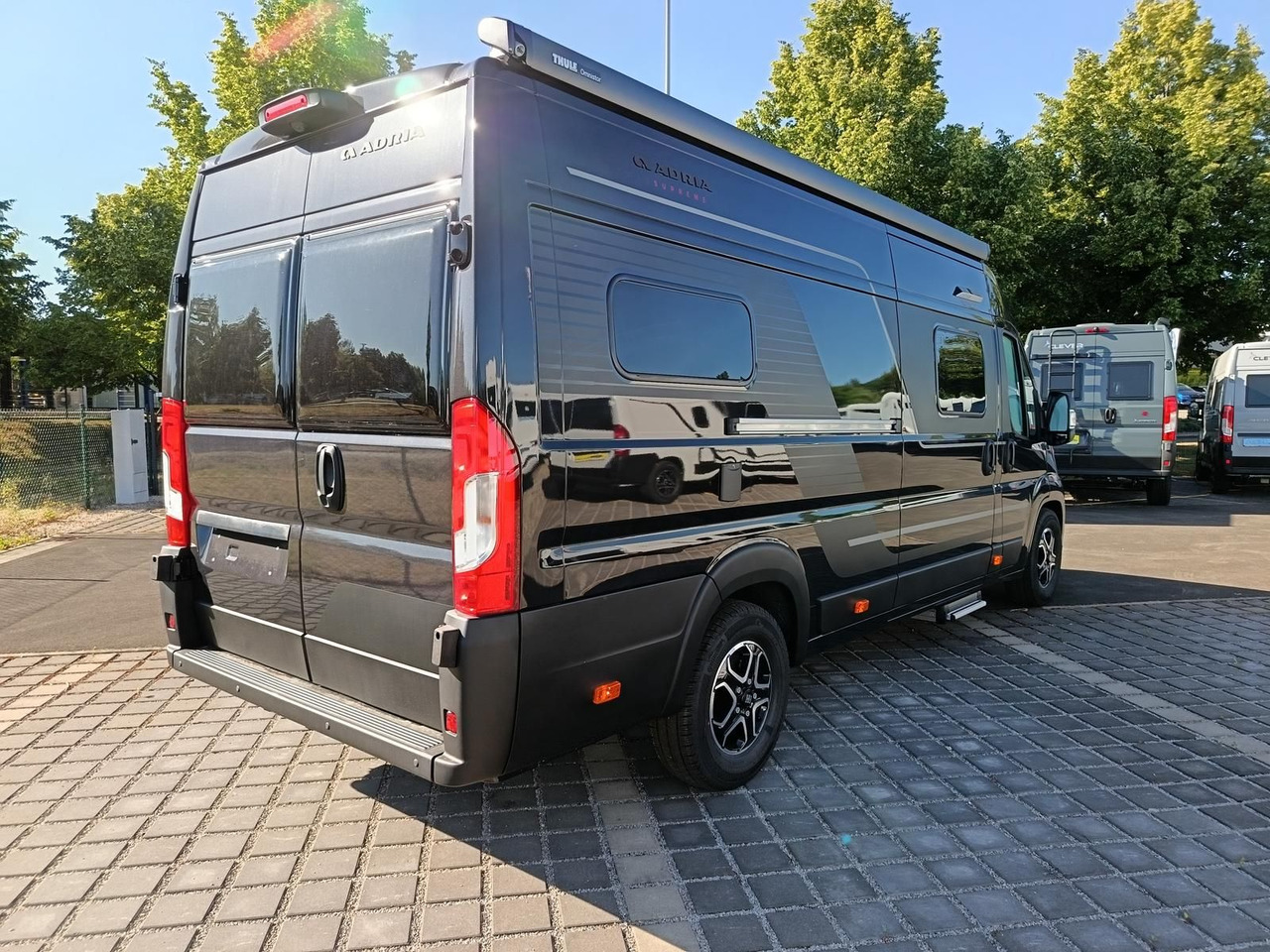 Adria Twin Edition 640 SGX Maxi 132kW*138L KÜHLSCHRANK - Kempingautó: 5 kép. Adria Twin Edition 640 SGX Maxi 132kW*138L KÜHLSCHRANK - Kempingautó: 5 kép.