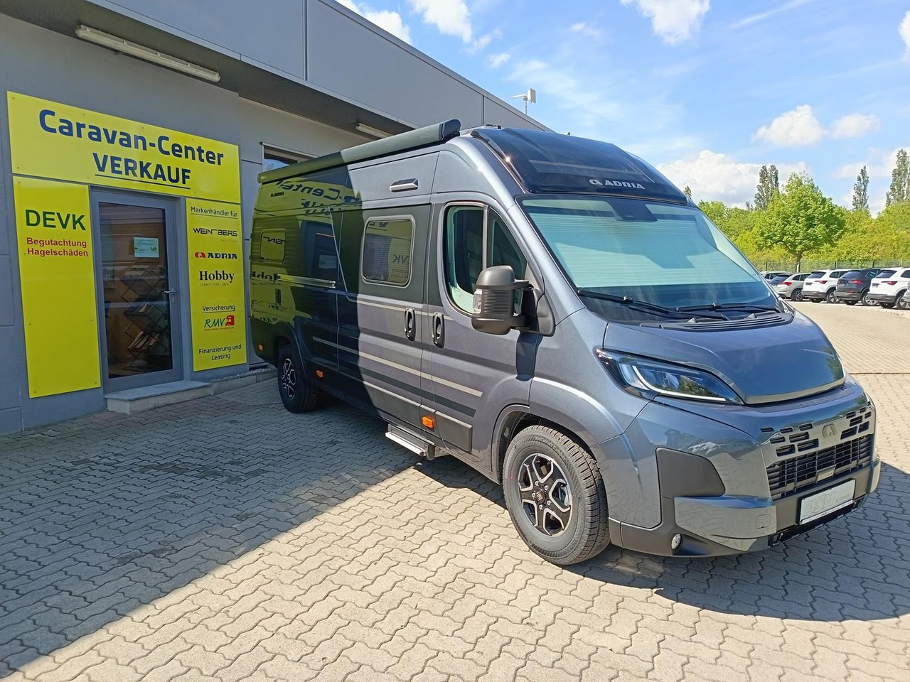 Adria Twin Edition 640 SGX Maxi 132kW*138L KÜHLSCHRANK - Kempingautó: 2 kép. Adria Twin Edition 640 SGX Maxi 132kW*138L KÜHLSCHRANK - Kempingautó: 2 kép.