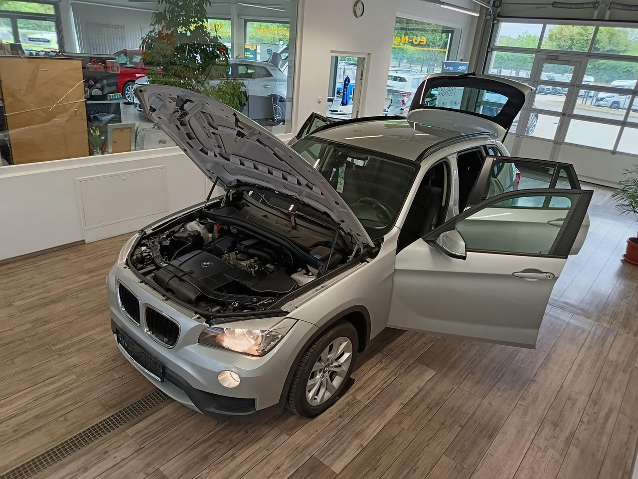 BMW X1 sDrive 18i 110 kW*SITZHEIZUNG*KLIMAAUTOMATIK - Terepjáró/ SUV: 2 kép. BMW X1 sDrive 18i 110 kW*SITZHEIZUNG*KLIMAAUTOMATIK - Terepjáró/ SUV: 2 kép.