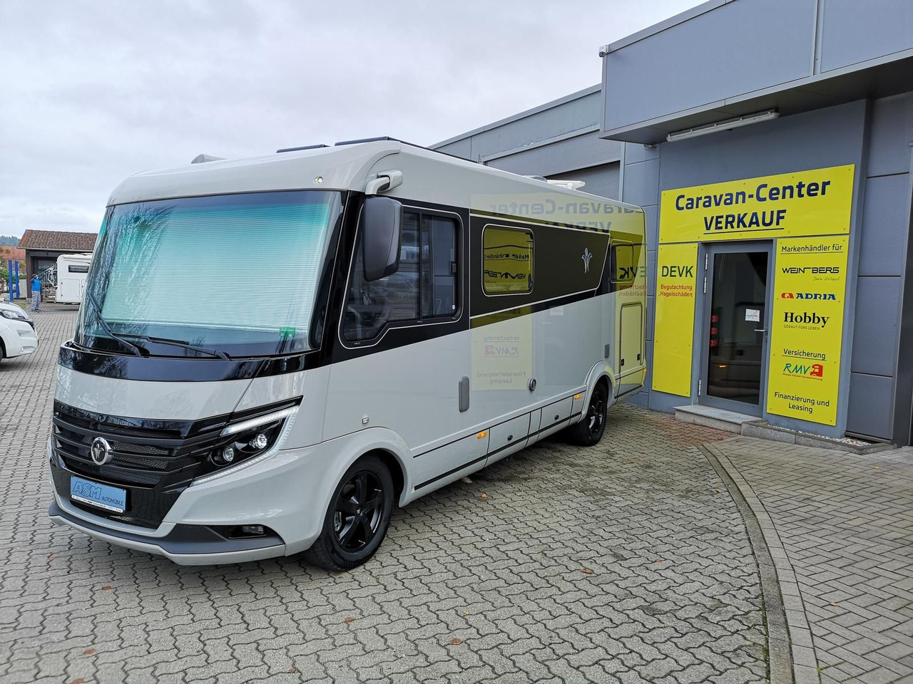 Niesmann + Bischoff iSmove 6.9 E 132 kW+AHK+SOLAR+ALDE+KLIMA+NAVI - Integrált lakóautó: 2 kép. Niesmann + Bischoff iSmove 6.9 E 132 kW+AHK+SOLAR+ALDE+KLIMA+NAVI - Integrált lakóautó: 2 kép.