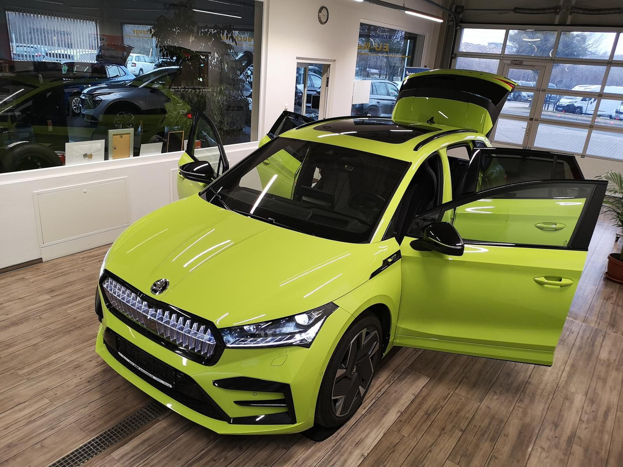 Skoda Enyaq iV RS 220 kW*PSD*AHK*virt.Pedal*360°Kamera - Terepjáró/ SUV: 2 kép. Skoda Enyaq iV RS 220 kW*PSD*AHK*virt.Pedal*360°Kamera - Terepjáró/ SUV: 2 kép.