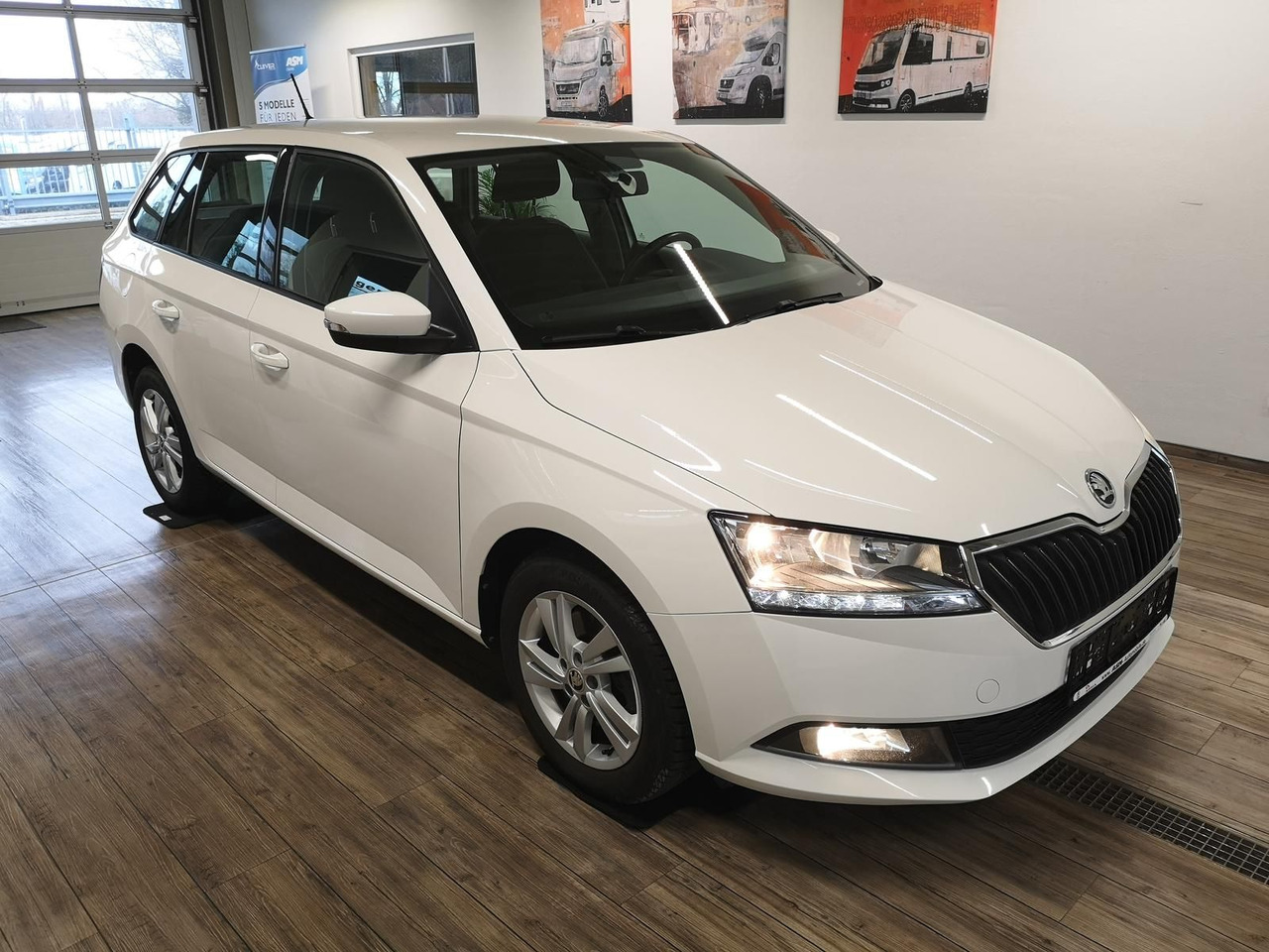 Skoda Fabia Combi Ambition 1.0TSI 81kW+R-KAM+PDC+KLIMA - Autó: 2 kép. Skoda Fabia Combi Ambition 1.0TSI 81kW+R-KAM+PDC+KLIMA - Autó: 2 kép.