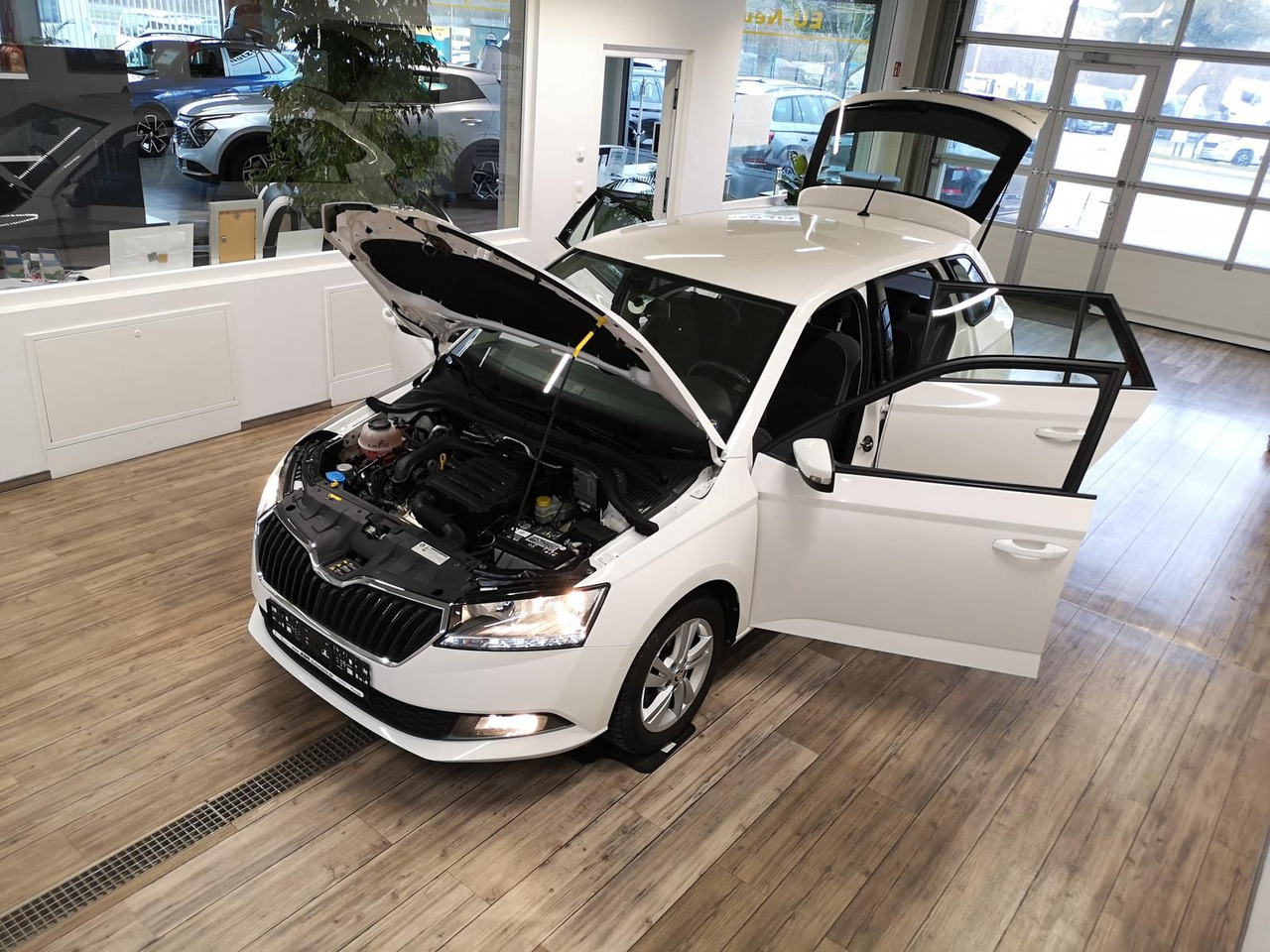 Skoda Fabia Combi Ambition 1.0TSI 81kW+R-KAM+PDC+KLIMA - Autó: 5 kép. Skoda Fabia Combi Ambition 1.0TSI 81kW+R-KAM+PDC+KLIMA - Autó: 5 kép.