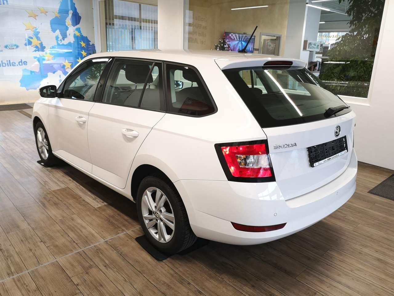 Skoda Fabia Combi Ambition 1.0TSI 81kW+R-KAM+PDC+KLIMA - Autó: 3 kép. Skoda Fabia Combi Ambition 1.0TSI 81kW+R-KAM+PDC+KLIMA - Autó: 3 kép.
