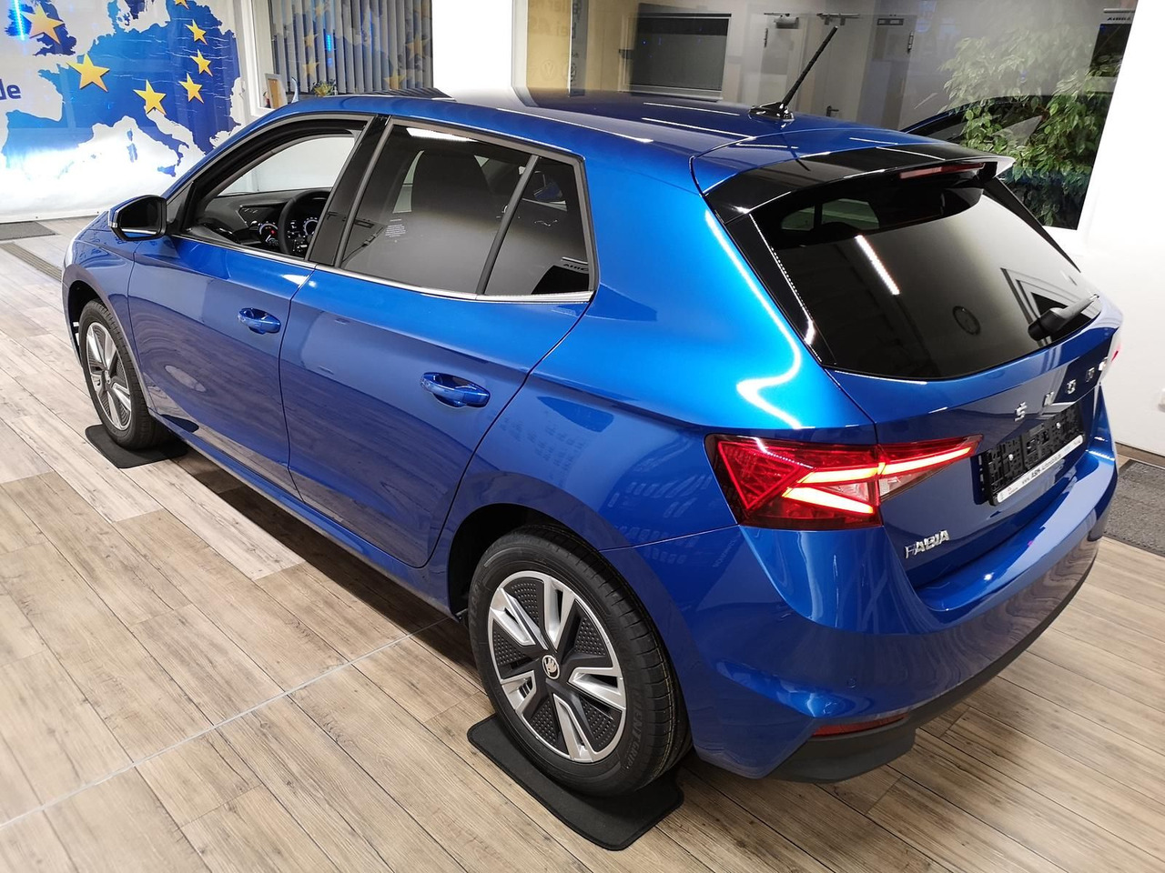 Skoda Fabia Style 1,0TSI 81 kW+R-KAM+2xPDC+LED+DAB+SHZ - Szedán: 3 kép. Skoda Fabia Style 1,0TSI 81 kW+R-KAM+2xPDC+LED+DAB+SHZ - Szedán: 3 kép.