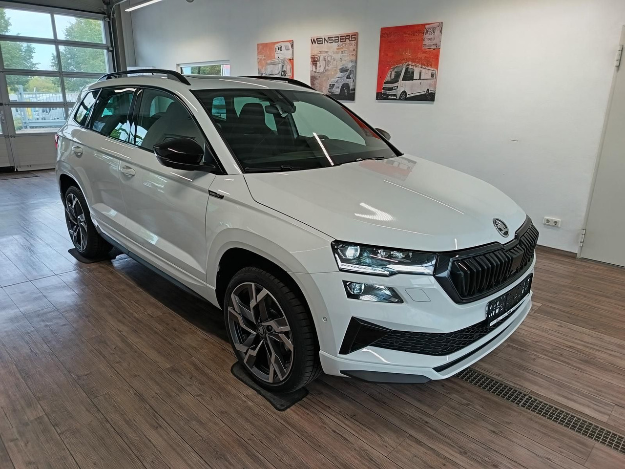 Skoda Karoq Sportline 1,5 TSI DSG*AHK*PSD*STD.HZG*NAVI - Terepjáró/ SUV: 3 kép. Skoda Karoq Sportline 1,5 TSI DSG*AHK*PSD*STD.HZG*NAVI - Terepjáró/ SUV: 3 kép.