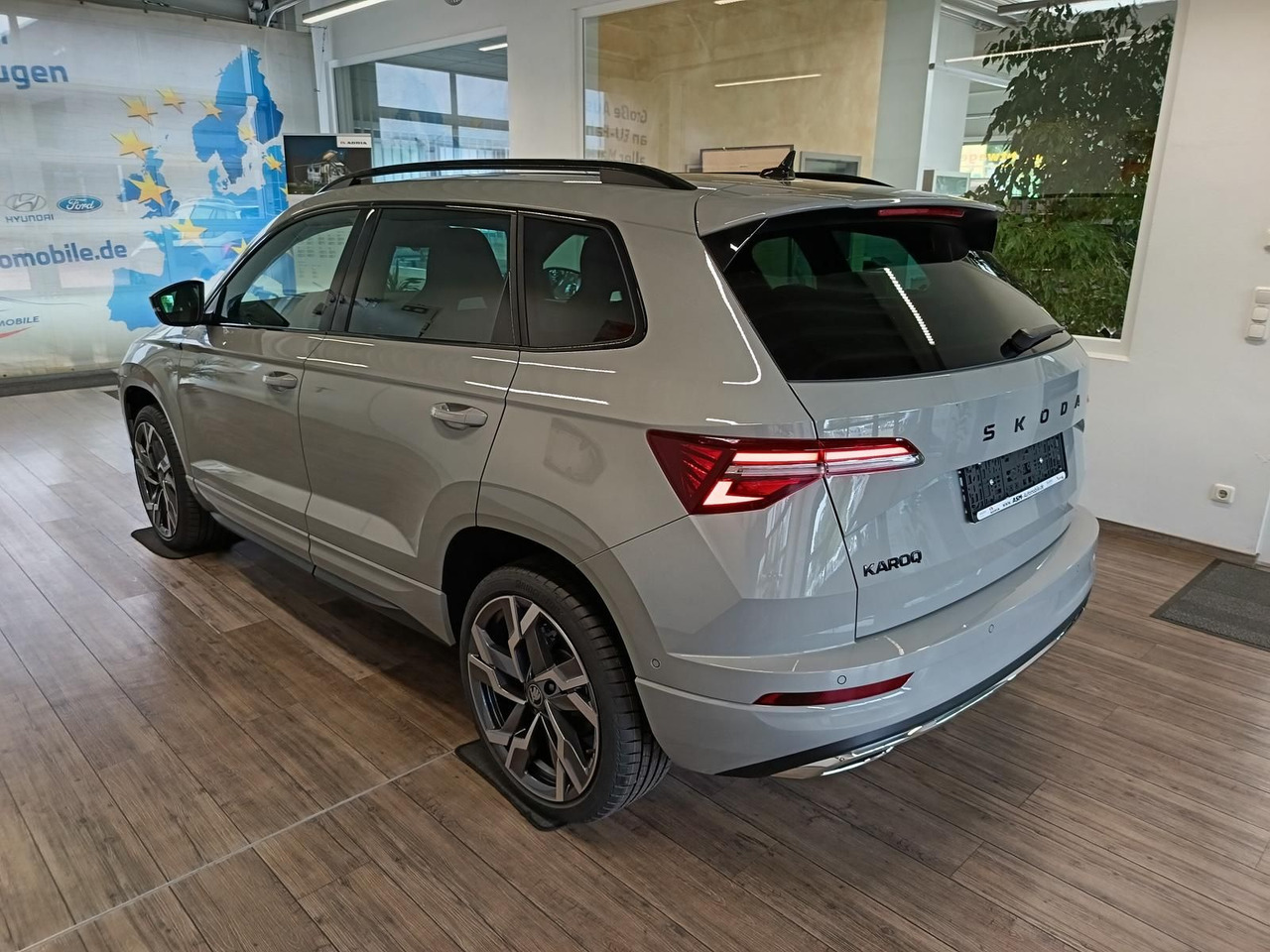Skoda Karoq Sportline 1,5 TSI DSG*AHK*PSD*STD.HZG*NAVI - Terepjáró/ SUV: 4 kép. Skoda Karoq Sportline 1,5 TSI DSG*AHK*PSD*STD.HZG*NAVI - Terepjáró/ SUV: 4 kép.