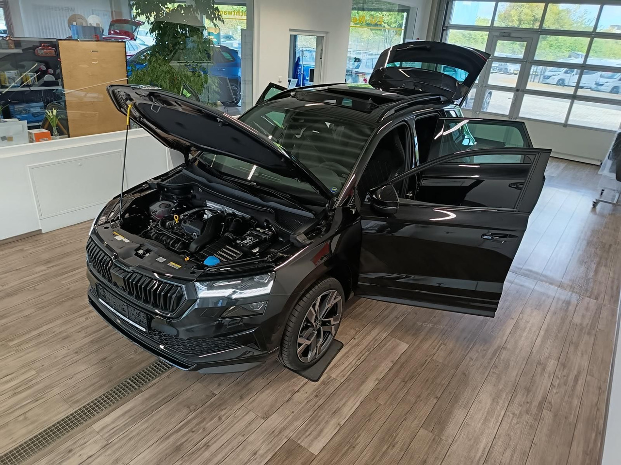 Skoda Karoq Sportline 1,5 TSI DSG*AHK*PSD*STD.HZG*NAVI - Terepjáró/ SUV: 2 kép. Skoda Karoq Sportline 1,5 TSI DSG*AHK*PSD*STD.HZG*NAVI - Terepjáró/ SUV: 2 kép.